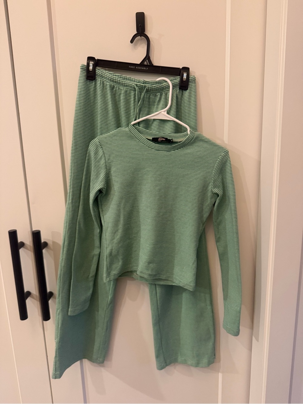 💚 *SET* Sz M Matching Long-Sleeve Striped Tee and Straight Leg Pants- Green